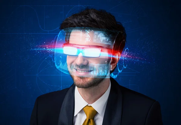 Hombre con gafas inteligentes de alta tecnología de futuro — Foto de Stock