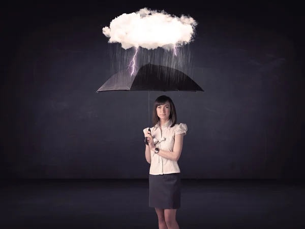 带着雨伞和小雨云的女商人站在那里 — 图库照片