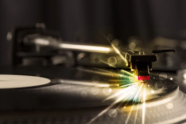 Musik-Player, der Schallplatten mit Leuchtlinien spielt, die aus der Notwendigkeit kommen — Stockfoto