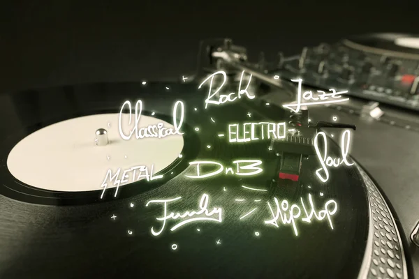 Vinil ve müzik türleri yazan turntable 