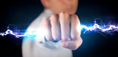 Elinde elektrik lambası tutan bir iş adamı.