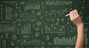 Bir iş adamı tahtaya veri çiziyor