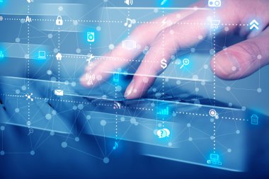 Yüksek teknoloji ortam simgeleriyle elele basılı klavye