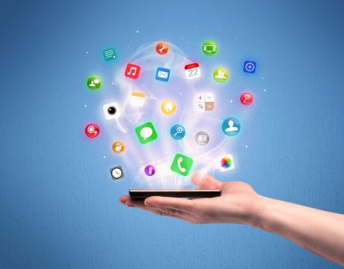 Tablet telefon app simgeleri ile tutan el