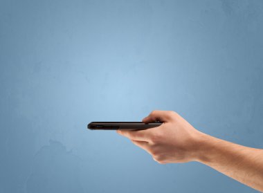 Telefon aygıtı profilden tutuluyor