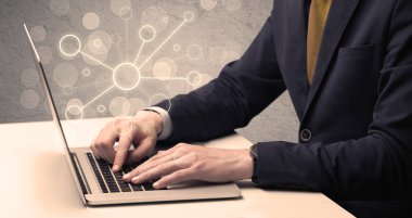 Dizüstü bilgisayarda yazan bilim işçisi