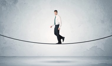 Satış adam sıkı ipe Dengeleme