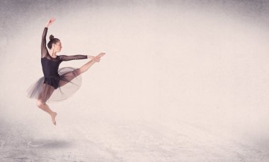 Modern balerin boş arka planla sanat atlayışı yapıyor.