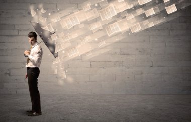 İş adamı ile şemsiye kağıtları rüzgara karşı koruma