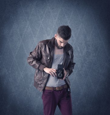 Zarif kıyafetler giymiş sakallı hippi.