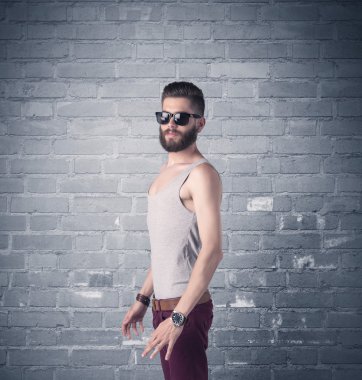 Tuğla şehir duvarının önünde manken.