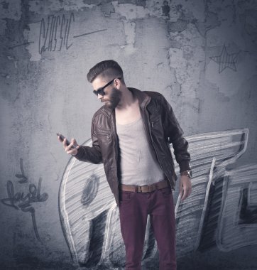 Graffiti duvarında duran manken.