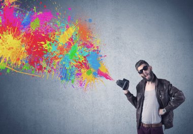 Kamera ve boya sıçratan hippi adam.