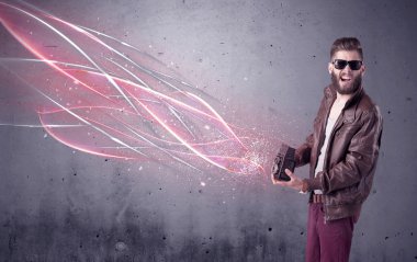 Kamera ve parlak çizgileri olan zarif bir hippi.