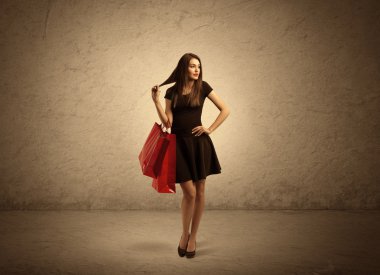 Çantaları ve temiz geçmişi olan bir alışveriş kızı.