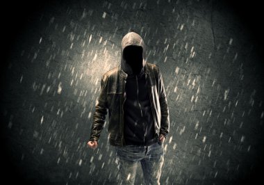 Bilinmeyen şüpheli karanlıkta duruyor.