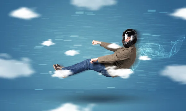 Legrační racedriver mladý muž jízdy mezi mraky koncepce — Stock fotografie