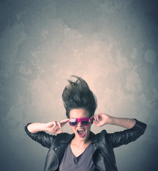 Estilo de cabelo extremo jovem mulher retrato — Fotografia de Stock