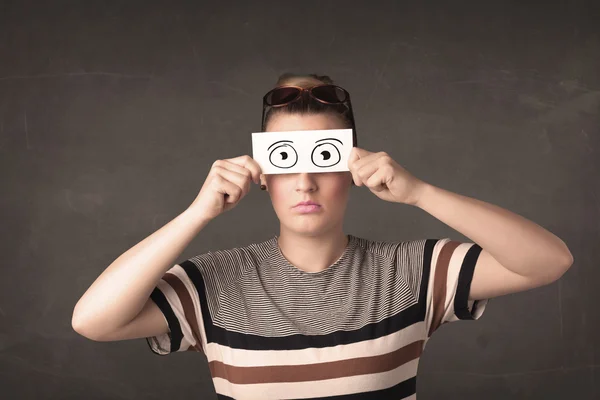 Mujer divertida mirando con ojos de papel dibujados a mano — Foto de Stock