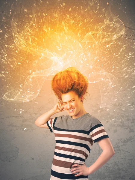 Junge Frau mit energisch explodierenden roten Haaren — Stockfoto