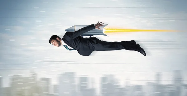 Superbohater biznes człowiek pływające z jet pack rakiet powyżej cit — Zdjęcie stockowe