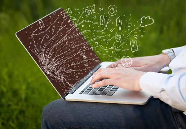 Man die op laptop laptopcomputer met doodle pictogram wolk sym te drukken — Stockfoto