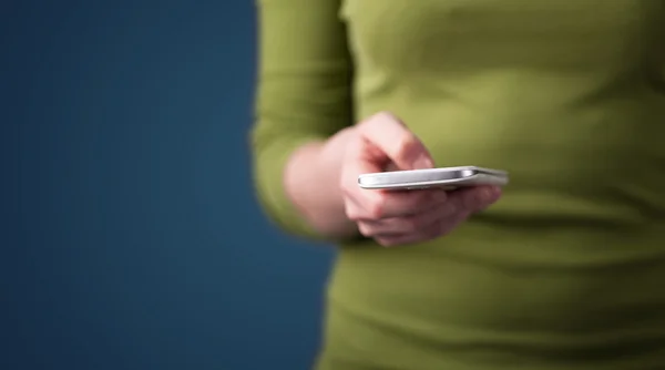 Jovem mulher segurando smarthphone na mão — Fotografia de Stock