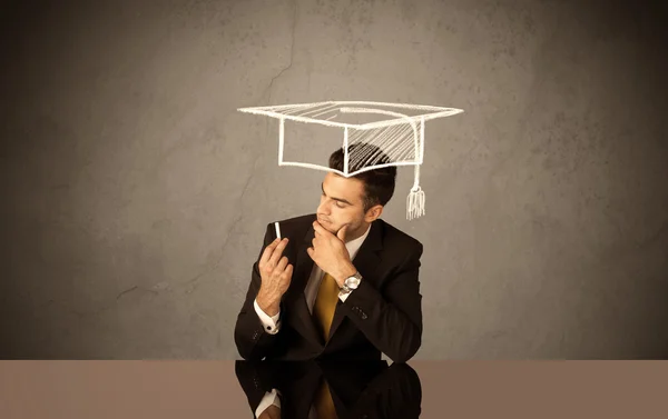 Feliz universidad graduado dibujo sombrero académico — Foto de Stock