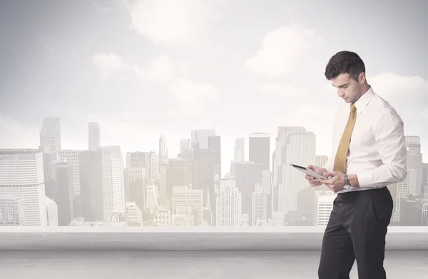 Sales person talking in front of city scape — Stock Photo, Image