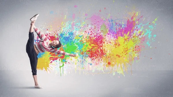 Jovem dançarina de rua colorida com respingo de tinta — Fotografia de Stock