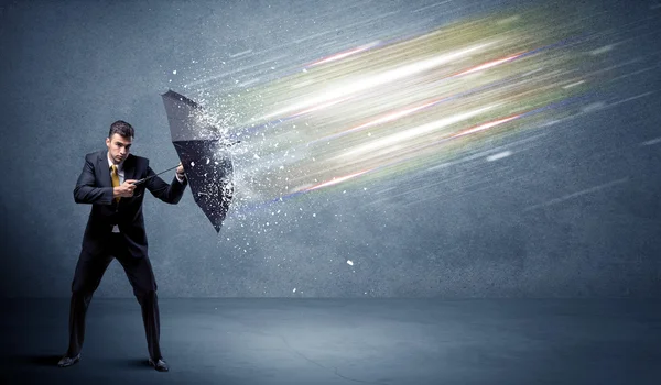 Homem de negócios defendendo feixes de luz com conceito guarda-chuva — Fotografia de Stock