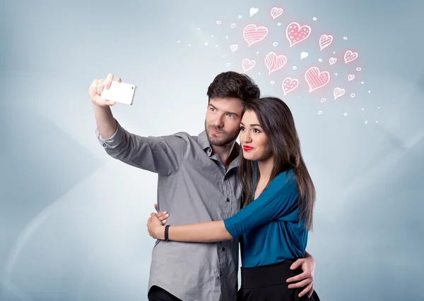 Para zakochanych robi selfie z czerwonym sercem — Zdjęcie stockowe