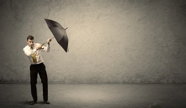 Όμορφος επιχείρηση άνθρωπος κρατά ομπρέλα με αντίγραφο χώρου backgroun — Φωτογραφία Αρχείου