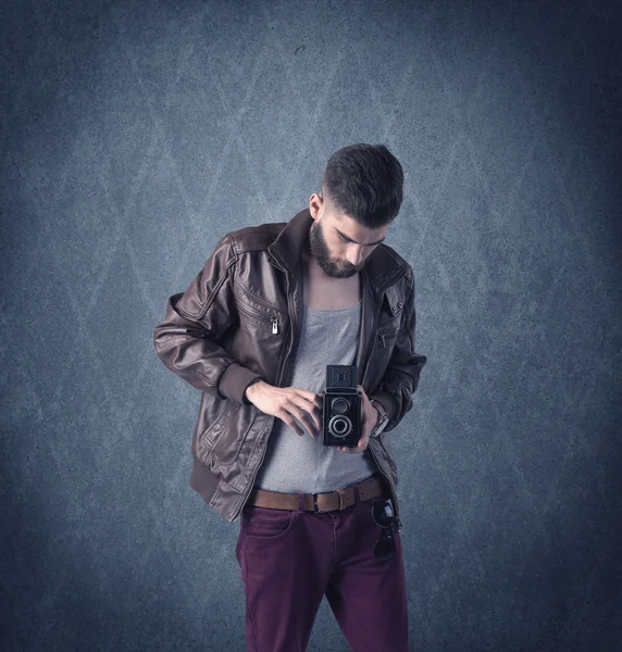 Hipster barbu debout dans des vêtements élégants — Photo