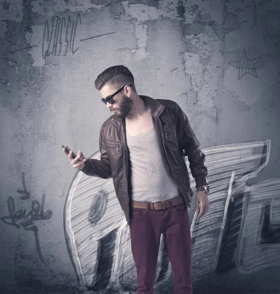 Fashion model standing at graffiti wall — Stock Photo, Image