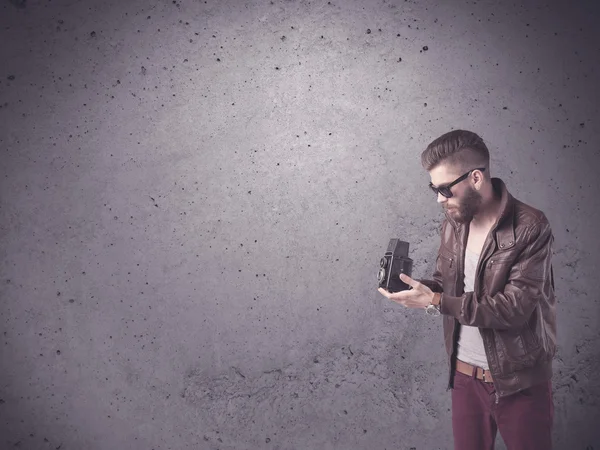 Hipster guy with vintage camera and beard — Stock Photo, Image