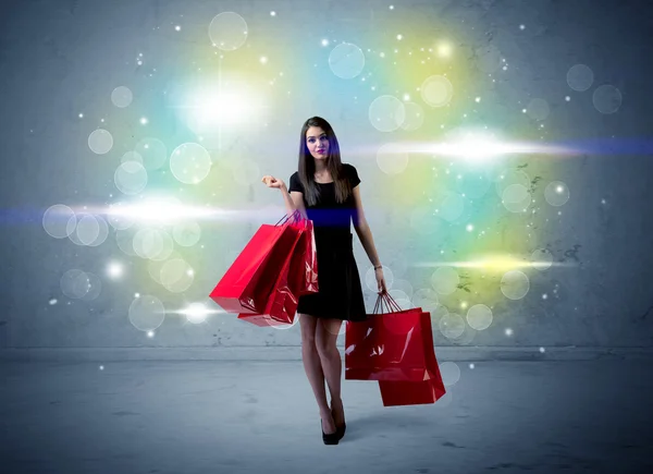 Señora del centro comercial con bolsas de compras y luz de brillo —  Fotos de Stock