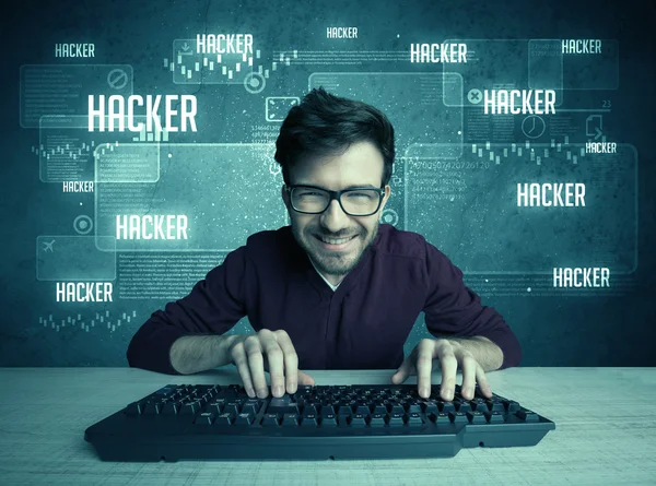 Hacker con teclado y gafas — Foto de Stock