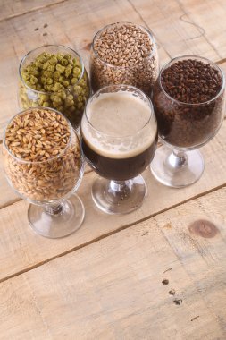 Karanlık bira ve malzemeler