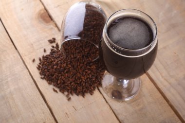 Karanlık bira ve malt