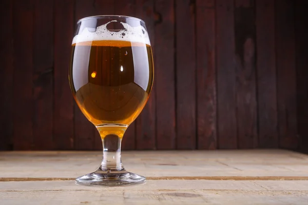 Bière légère dans un verre — Photo