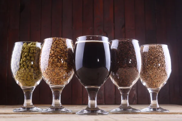 Karanlık bira ve malzemeler