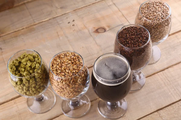 Karanlık bira ve malzemeler