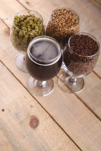 Cerveja escura e ingredientes — Fotografia de Stock