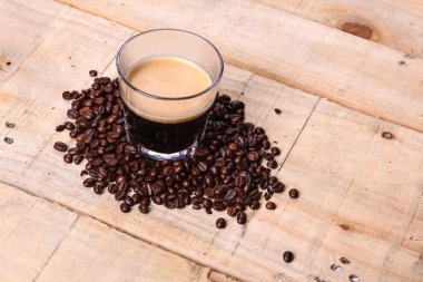 Kahve çekirdekleri ve taze kahve