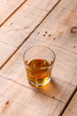 Bardakta viski.