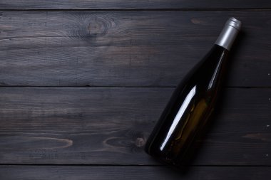 Beyaz koyu renkli ahşap şarap