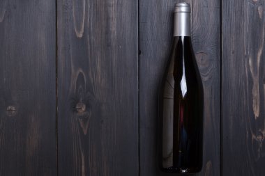 Beyaz koyu renkli ahşap şarap