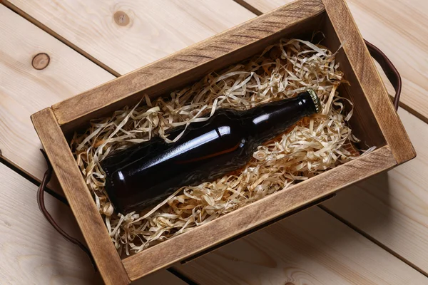 Botella de cerveza en una caja —  Fotos de Stock