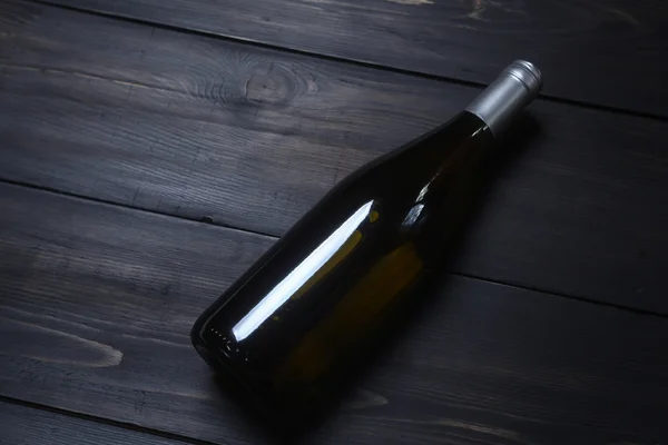 White wine on dark wood — Stock Photo, Image